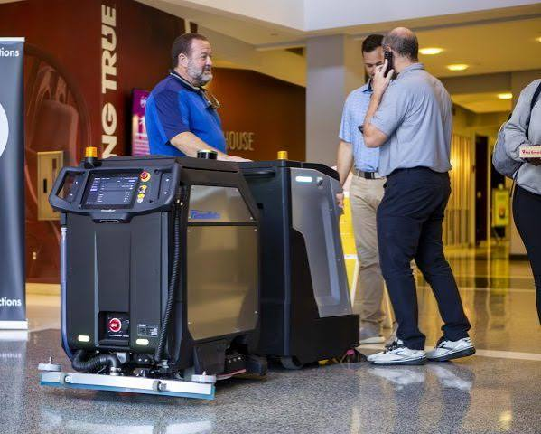 CenoBots L50 được giới thiệu trong không gian thực tế